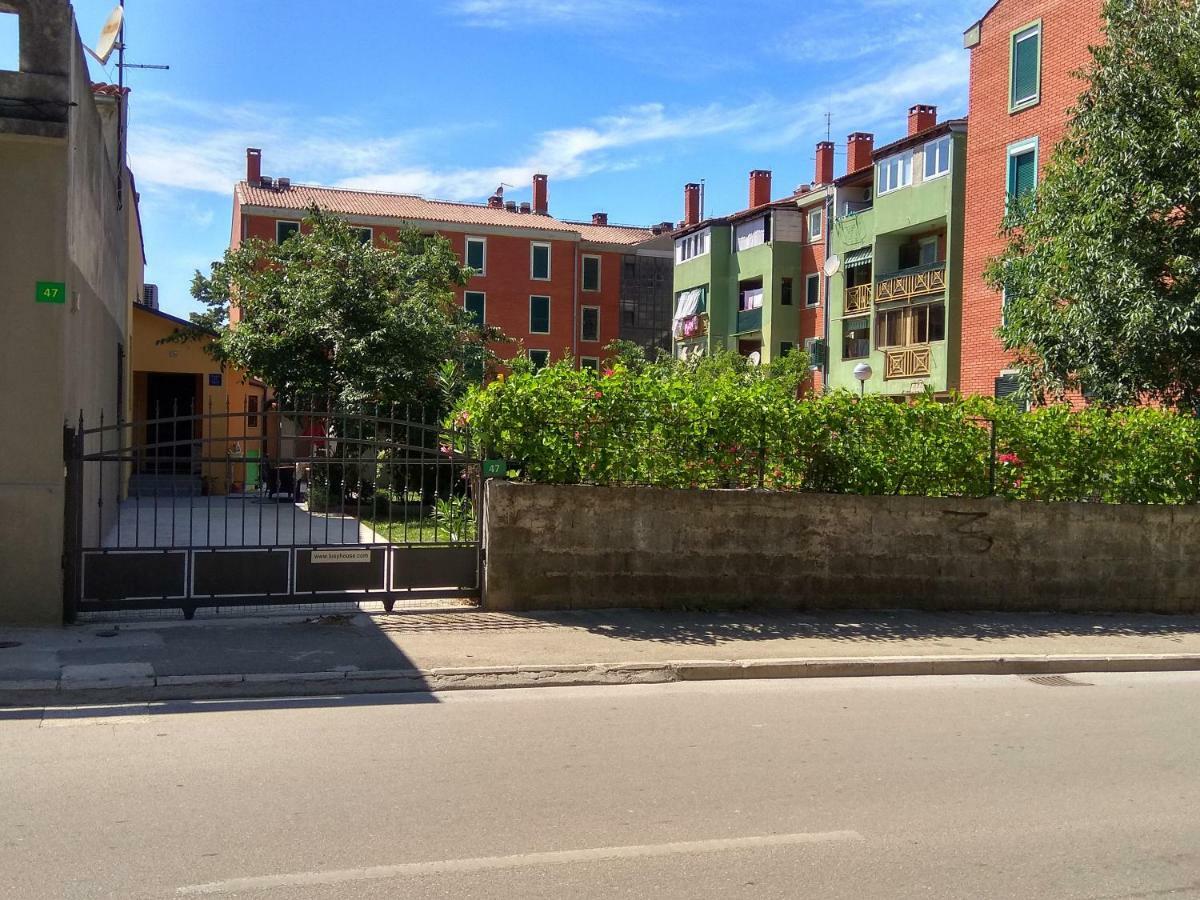 Lusyhouse Villa Pula Bagian luar foto